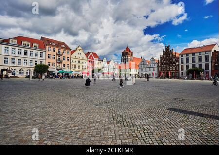 Greifswald, Germania - 31 agosto 2020: Il paesaggio urbano della piazza storica del mercato della città anseatica di Greifswald in Germania. Foto Stock