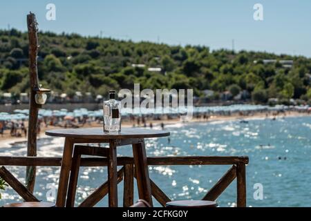 Tavolo in legno con vista panoramica sulla costa del Gargano. Bescile spiaggia di Peschici sullo sfondo. Italia. Foto Stock