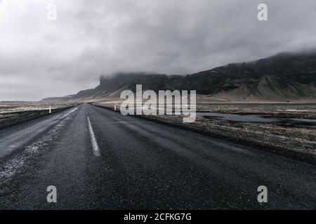 Drammatiche nubi tempeste su strade vuote vicino a Skeiðarársandur Foto Stock