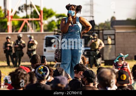 Los Angeles, Stati Uniti. 05 settembre 2020. Black Lives Matter e membri della comunità hanno una protesta davanti al Los Angeles Sheriff Departments South Bureau. South Bureau LA County Sheriffs ha sparato e ucciso Dijon Kizzee durante una fermata del traffico sulla sua bicicletta. Il DIPARTIMENTO DI LA Sheriffs è sotto indagine dell'FBI per l'attività delle bande di forze dell'ordine all'interno del dipartimento. 9/5/2020 Los Angeles, CA USA (Foto di Ted Soqui/SIPA USA) Credit: Sipa USA/Alamy Live News Foto Stock