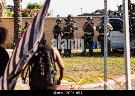 Los Angeles, Stati Uniti. 05 settembre 2020. Black Lives Matter e membri della comunità hanno una protesta davanti al Los Angeles Sheriff Departments South Bureau. South Bureau LA County Sheriffs ha sparato e ucciso Dijon Kizzee durante una fermata del traffico sulla sua bicicletta. Il DIPARTIMENTO DI LA Sheriffs è sotto indagine dell'FBI per l'attività delle bande di forze dell'ordine all'interno del dipartimento. 9/5/2020 Los Angeles, CA USA (Foto di Ted Soqui/SIPA USA) Credit: Sipa USA/Alamy Live News Foto Stock