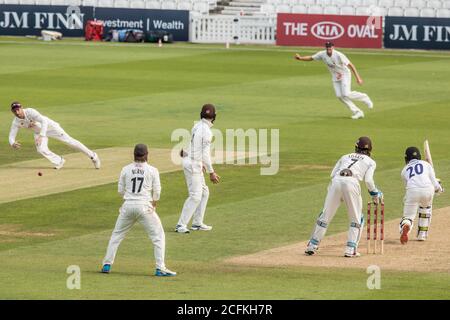 Londra, Regno Unito. 6 settembre 2020. Il dodicesimo uomo, Mark Stoneman entra in azione mentre Surrey prende il Sussex il giorno uno della partita del Bob Willis Trophy all'Oval. David Rowe/Alamy Live News Foto Stock