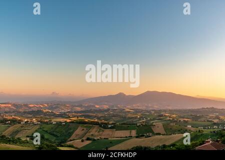 Tramonto nei campi marchigiani dal villaggio di Acquaviva Picena Foto Stock