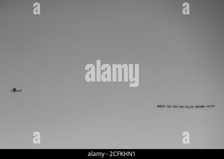 Louisville, Stati Uniti. 05 settembre 2020. LOUISVILLE, Kentucky - 5 SETTEMBRE: Un aereo con il messaggio 'Arrest the Copspart of the 'No Justice, No Derby protesta' il 5 settembre 2020, il giorno del Kentucky Derby a Louisville, Kentucky. (Foto di Chris Tuite/ImageSPACE) Credit: Imagespace/Alamy Live News Foto Stock