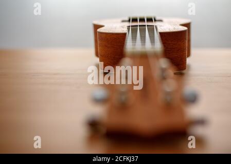 Ukulele marrone con sfasamento di campo poco profondo Foto Stock