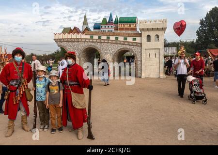 Mosca, Russia. 6 settembre 2020 i riattori storici che indossano maschere protettive e guanti prendono parte al festival viaggio a Mosca del XVI-XVII secolo come parte delle celebrazioni del giorno della città di Mosca al museo storico e della riserva naturale di Kolomenskoye a Mosca, la Russia Foto Stock