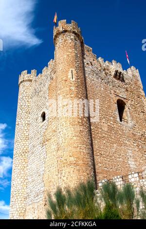 Alcala del Jucar, Albacete. Spagna. 2020, settembre. Prospettiva del castello medievale spagnolo di Alcalá del Júcar, in provincia di Albacete. Foto Stock