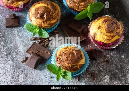 Muffin con cioccolato e menta sullo sfondo di ardesia scura. Foto Stock