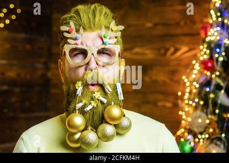 Concetto di barbiere di Natale o Capodanno. Barba con bauble. Santa Hipster è divertente. Foto Stock