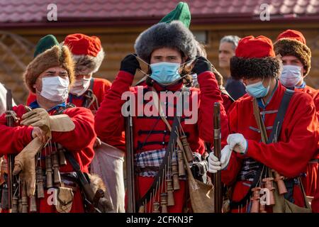 Mosca, Russia. 6 settembre 2020 Streltsy (le unità della fanteria russa di armi da fuoco dal 16 ° al 18 ° secolo) indossare maschere e guanti protettivi prendere parte al viaggio a Mosca del 16 °-17 ° secolo festival come parte delle celebrazioni della città di Mosca giorno al museo storico e riserva naturale Kolomenskoye di Mosca, Russia Foto Stock