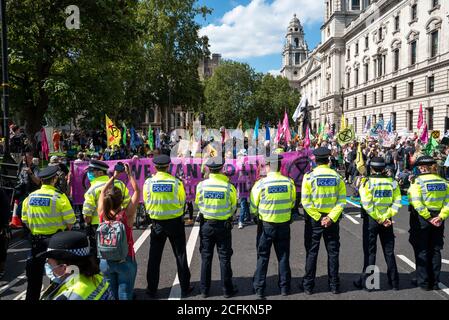 Westminster, Londra, Regno Unito. 1 Settembre 2020. La ribellione Extinction di Londra protesta, prima di 10 giorni di azioni pianificate per il cambiamento climatico. I precedenti manifestanti XR avevano marciato con cartelli e striscioni da Trafalgar Square e occupato la Piazza del Parlamento e le strade che la circondano. I manifestanti chiedevano al Parlamento di sostenere il progetto di legge sull'emergenza ecologica e sul clima (legge CEE). Con l’avanzare del tempo, la polizia metropolitana si è arrestata, cancellando l’area davanti al Parlamento, e alcuni manifestanti hanno iniziato a lasciare. Sono state previste proteste multiple in tutto il Regno Unito. Credito: Stephen Bell/Alamy Foto Stock