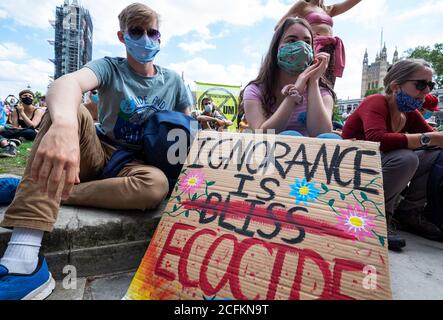 Westminster, Londra, Regno Unito. 1 Settembre 2020. La ribellione Extinction di Londra protesta, prima di 10 giorni di azioni pianificate per il cambiamento climatico. I precedenti manifestanti XR avevano marciato con cartelli e striscioni da Trafalgar Square e occupato la Piazza del Parlamento e le strade che la circondano. I manifestanti chiedevano al Parlamento di sostenere il progetto di legge sull'emergenza ecologica e sul clima (legge CEE). Con l’avanzare del tempo, la polizia metropolitana si è arrestata, cancellando l’area davanti al Parlamento, e alcuni manifestanti hanno iniziato a lasciare. Sono state previste proteste multiple in tutto il Regno Unito. Credito: Stephen Bell/Alamy Foto Stock