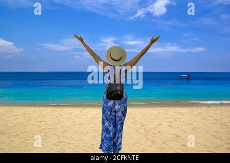 Bella giovane donna sulla spiaggia di bali Foto Stock