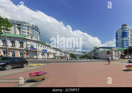 NOVOROSSIYSK, RUSSIA - MAGGIO 08.2016: Strada larga Novorossiysk Repubblica nella parte centrale della città di Novorossiysk. Russia Foto Stock