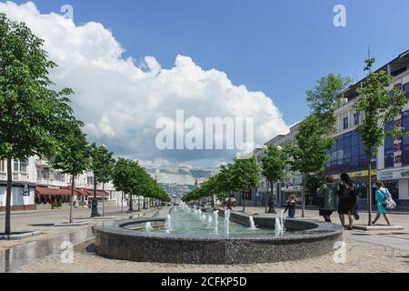 NOVOROSSIYSK, RUSSIA - MAGGIO 08.2016: Cascata di fontane sulla strada della Repubblica Novorossiysk nella parte centrale della città di Novorossiysk. Russi Foto Stock