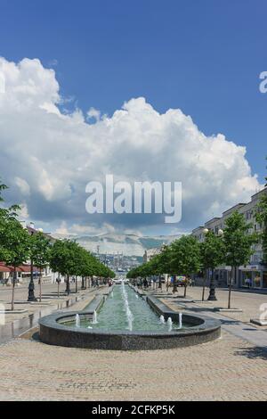 Novorossiysk Republic Street nella parte centrale della città di Novorossiysk. Russia Foto Stock