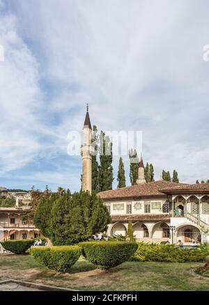 BAKHCHISARAY, REPUBBLICA DI CRIMEA, RUSSIA - SETTEMBRE 13.2016: Grande moschea del XVIII secolo e il Parco del Palazzo Khan. Un caldo Sunny d Foto Stock