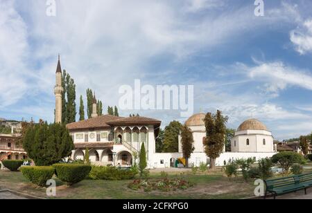 BAKHCHISARAY, REPUBBLICA DI CRIMEA, RUSSIA - SETTEMBRE 13.2016: Ala Est e Parco del Palazzo Khan. Una calda giornata di sole Foto Stock