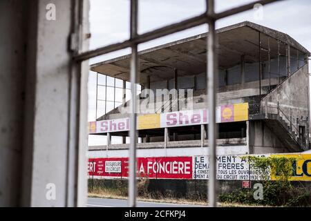 Una vista dei pit buildings e pista al vecchio circuito di Formula uno a Reims-Gueux, Francia Foto Stock