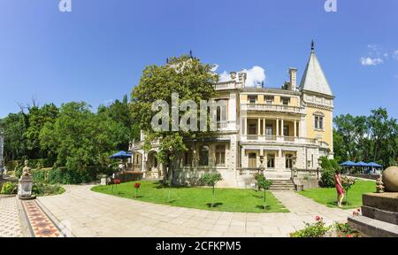 YALTA, CRIMEA, RUSSIA - GIUGNO 07.2016: Facciata del Palazzo Massandra dell'Imperatore Alessandro III. Giorno estivo soleggiato Foto Stock