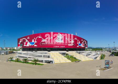 Sochi, Krasnodar Krai, Russia - Giugno 05.2017: Colorato banner Curling centro 'Ice cube' nel Parco Olimpico. Preparazione delle confederazioni FIFA Foto Stock