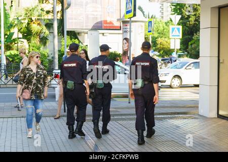 Sochi, Krasnodar Krai, Russia - 09.2017 giugno: Una pattuglia di polizia si trova su una strada cittadina in un giorno estivo. Patch 'Roggvardiya' - il servizio federale della nazione Foto Stock