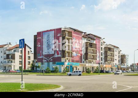 Imeretinskiy, Sochi, Krasnodar Krai, Russia - Giugno 06.2017: L'edificio con l'invito banner 'Welcome to Sochi' - preparativi per la FIFA con Foto Stock