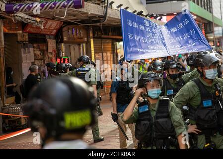 La polizia di Hong Kong dichiara le riunioni se la gente Mong Kok un'assemblea illegale, a Hong Kong Hong Kong, S.A.R., 06 settembre 2020. Il governo di Hong Kong ha introdotto una legge sulla sicurezza nazionale in luglio e ha rinviato le elezioni di 12 mesi. (Foto di Simon Jankowski/Sipa USA) Foto Stock