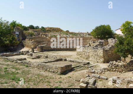 Russia, Crimea, Sevastopol - Settembre 04.2017: Turisti che visitano lo scavo dell'antico teatro nell'antica città greca di Chersonese Taurico Foto Stock