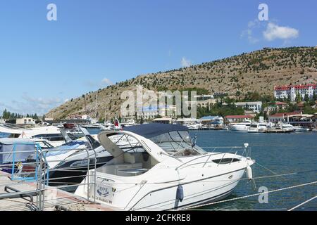 Russia, Crimea, Sevastopol, Balaklava - Settembre 05.2017: Gli yacht sono ormeggiato sul lato occidentale della Baia Foto Stock