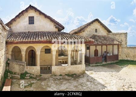 Russia, Crimea, Yalta - Settembre 07.2017: Turisti in visita Karaite kenesa XVI e XVIII secolo nella città medievale-fortezza Chufut-Kale, Crimea Re Foto Stock