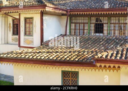 Russia, Crimea, Yalta - Settembre 07.2017: Le finestre del Palazzo e il tetto in tegole del Palazzo Khan a Bakhchisaray - l'ex residenza del kh Crimea Foto Stock