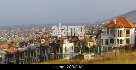 Russia, regione di Krasnodar, Supsekh - Novembre 19.2017: Densi nuovi edifici residenziali bassi del piccolo villaggio di su-psekh alla periferia di Th Foto Stock