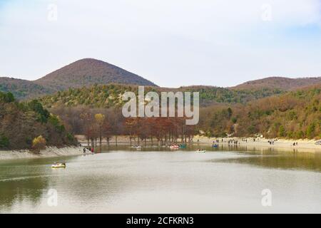 Russia, regione di Krasnodar, Sukko - Novembre 19.2017: Persone che navigano intorno alle paludi cipressi e camminano lungo la riva del lago nella calda vigilia d'autunno Foto Stock