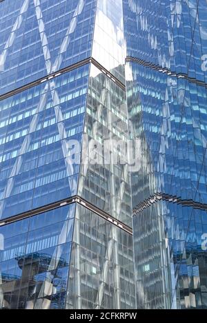 Edificio in vetro, riflesso in vetro, Lime Street, il principale quartiere finanziario di Londra. Foto Stock