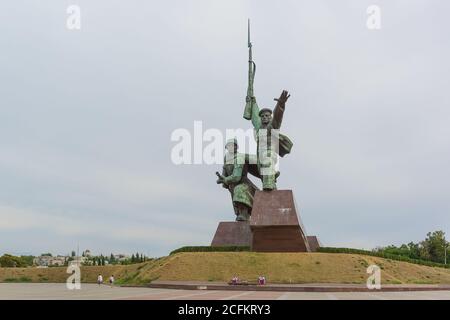 Russia, Crimea, Sevastopol - Settembre 06.2017: Soldati e marinai monumento agli eroici difensori di Sevastopol durante la seconda guerra mondiale Foto Stock