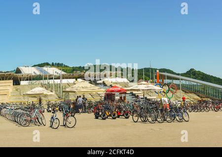 Russia, Sochi, regione di Krasnodar - Giugno 05.2017: Noleggio biciclette all'ingresso del Parco Olimpico dalla stazione ferroviaria Foto Stock