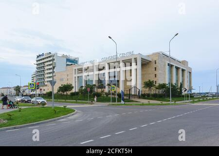 Russia, Sochi, Krasnodar regione - Giugno 06.2017: La costruzione del centro congressi del Radisson Blu resort sulla strada Blue Imeretinskaya lowlan Foto Stock