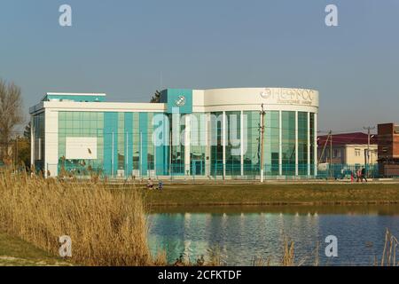 Russia, Slavyansk-na-Kubani-Marzo 05.2017: Edificio moderno del centro di dialisi Nefros vicino al lago nel parco della città Foto Stock