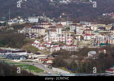 Russia, Krasnodarskiy Kray, Sochi - Marzo 09.2018: Vista dall'alto dei bassi edifici caotici nell'area della cittadina turistica di Maly Rouchey in una giornata di sole primavera Foto Stock