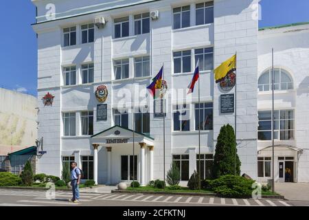 Russia, regione di Krasnodar, Novorossiysk, Abrau-Durso villaggio-12 giugno 2018: Ingresso principale al palazzo amministrativo di JSC Abrau-Durso-il famoso Foto Stock