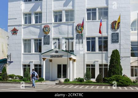 Russia, regione di Krasnodar, Novorossiysk, Abrau-Durso - 12 giugno 2018: Ingresso principale all'edificio amministrativo di JSC Abrau-Durso. La facciata del Foto Stock