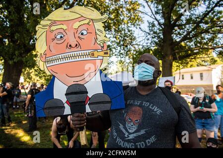 Louisville, Stati Uniti. 05 settembre 2020. LOUISVILLE, Kentucky - 5 SETTEMBRE: I manifestanti manifestano come parte della "No Justice, No Derby protesta" il 5 settembre 2020, il giorno del Kentucky Derby a Louisville, Kentucky. (Foto di Chris Tuite/ImageSPACE)/Sipa USA Credit: Sipa USA/Alamy Live News Foto Stock