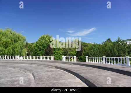 Russia, regione di Krasnodar, Novorossiysk, villaggio di Abrau-Dyurso-12 giugno 2018: I gradini dell'anfiteatro di fronte alla scena estiva dei concerti su t Foto Stock