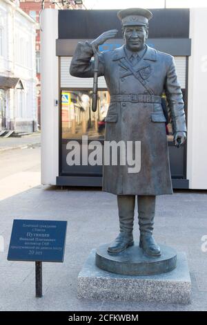 Zio Kolya monumento a Tomsk, ispettore della polizia stradale, all'incrocio di Lenin Avenue e Nakhanovich Lane. Foto Stock