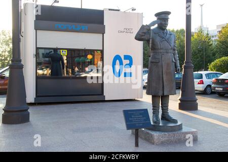 Zio Kolya monumento a Tomsk, ispettore della polizia stradale, all'incrocio di Lenin Avenue e Nakhanovich Lane. Foto Stock