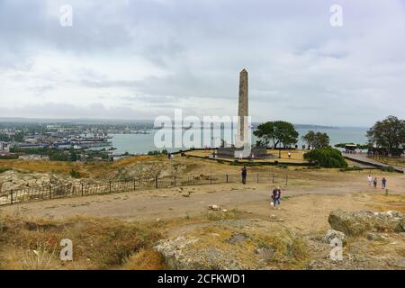 Kerch, Crimea, Russia-07 settembre 2018: Turisti sul monte mithridat vicino all'obelisco di Gloria agli Eroi immortali, dedicato a tutti i soldati che Foto Stock