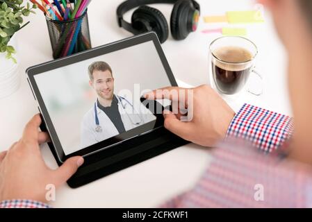Concetto di TeleHealth sullo schermo del tablet. Assistenza sanitaria, telemedicina, video chat con il medico Foto Stock