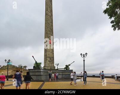 Kerch, Crimea, Russia-07 settembre 2018: I turisti scattano foto dell'obelisco di 24 metri di Gloria agli Eroi immortali dedicato a tutti i soldati che f Foto Stock