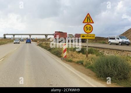 Autostrada Tavrida, Crimea, Russia-07 settembre 2018: Segnaletica stradale deviazione, restringimento della strada e limiti di velocità sul tratto di strade di costruzione del nuovo Foto Stock